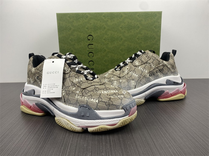 G*u*i*blcg triple s sneaker 677192 ulz10 9795